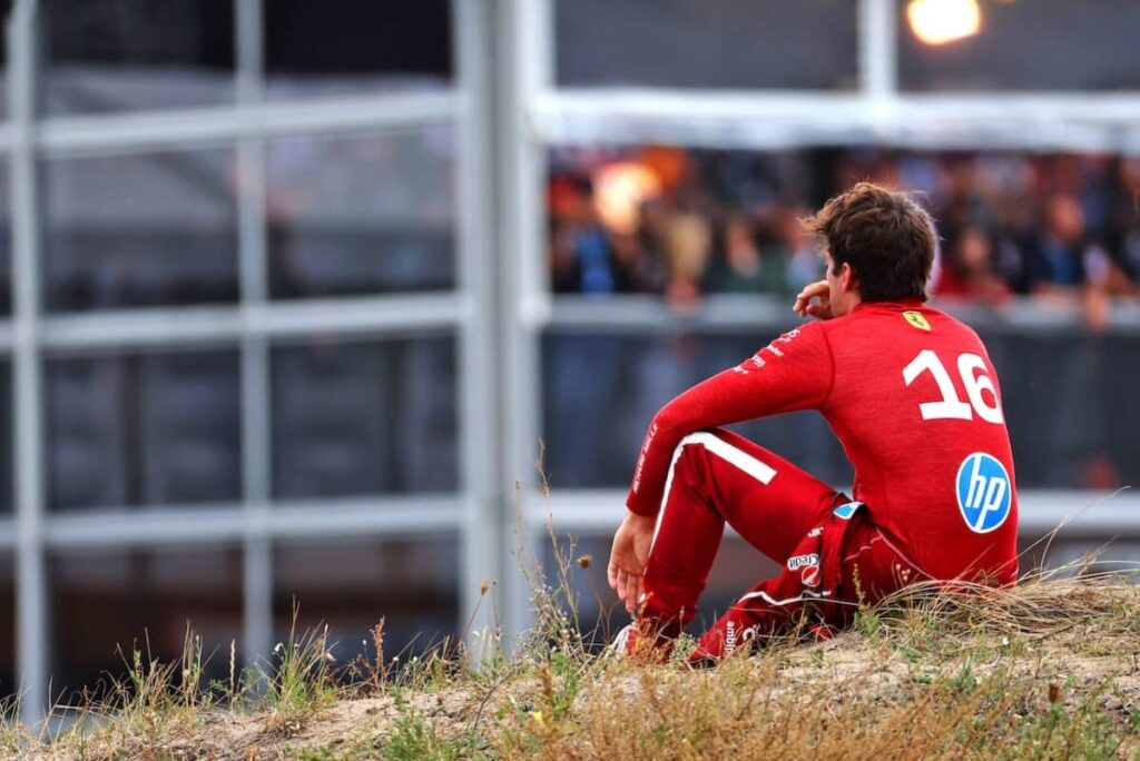 Charles Leclerc che osserva il finale di gara dopo il contatto con Antonelli