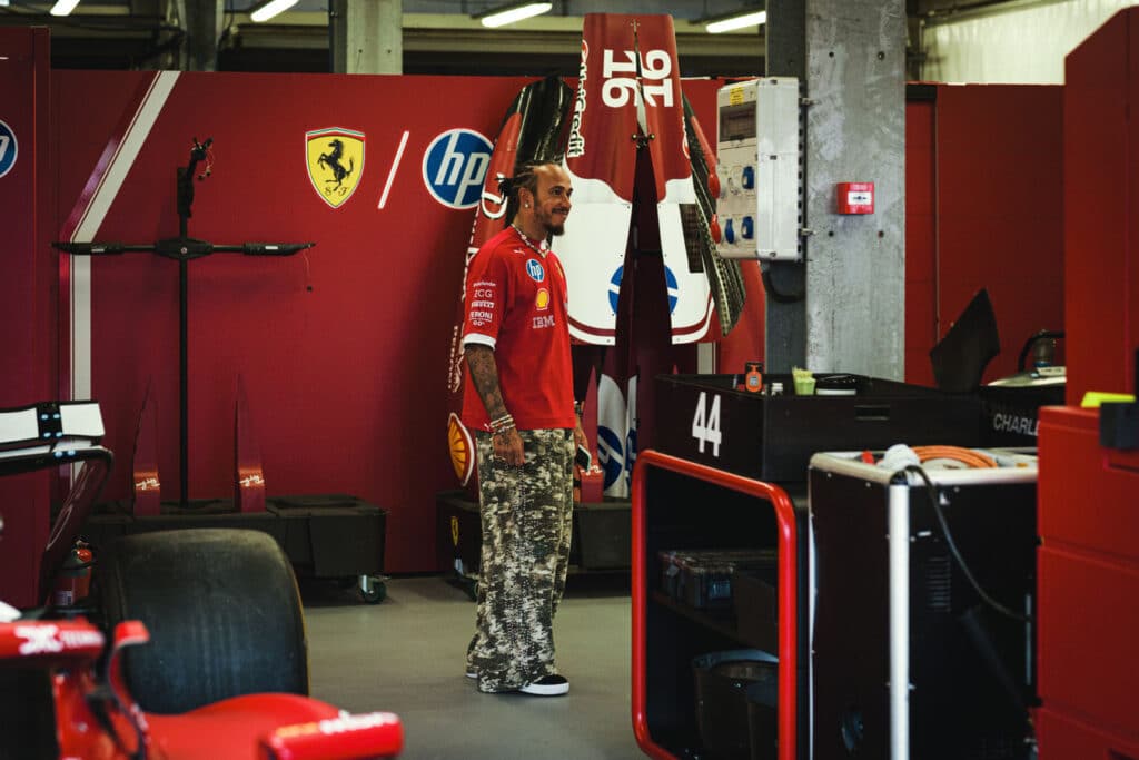 Ferrari, Hamilton si racconta: "Non mi sento una rockstar ma una persona normale"