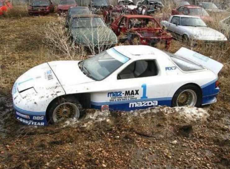 Indagine automobile abbandonata