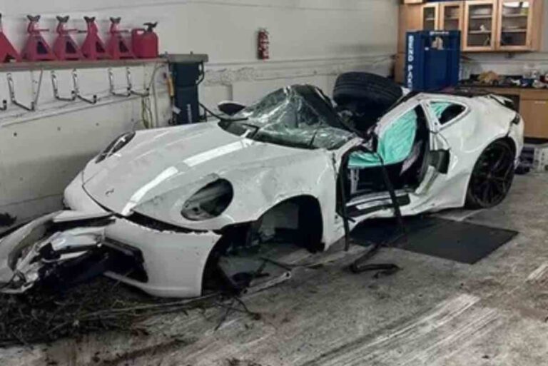 Auto cinesi distrutte