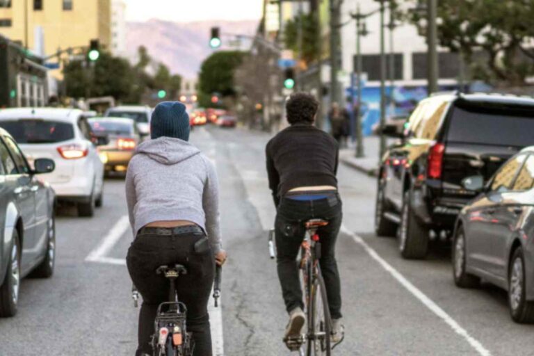 Con l’aggiornamento recente del Codice della Strada, sono entrate in vigore nuove norme sul sorpasso dei ciclisti