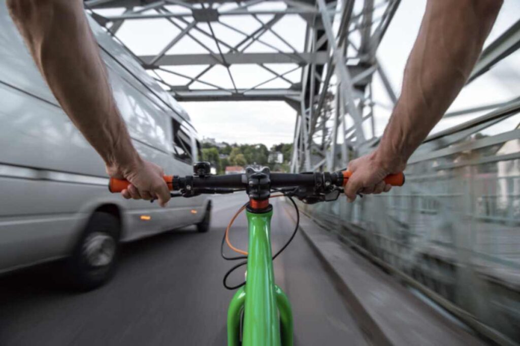 La sicurezza dei ciclisti sta assumendo un ruolo sempre più centrale nelle politiche di mobilità urbana, in un contesto in cui la bicicletta