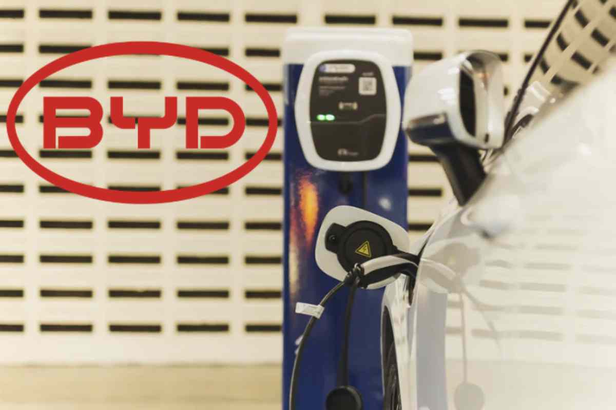 Il percorso di BYD nel mercato europeo prosegue con decisione, non solo consolidando la propria offerta di veicoli elettrici