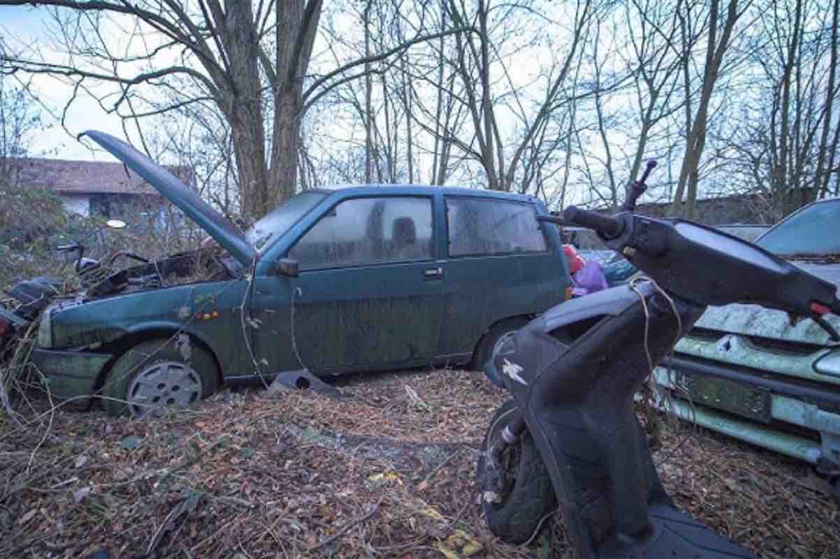 Vetture abbandonate parcheggi