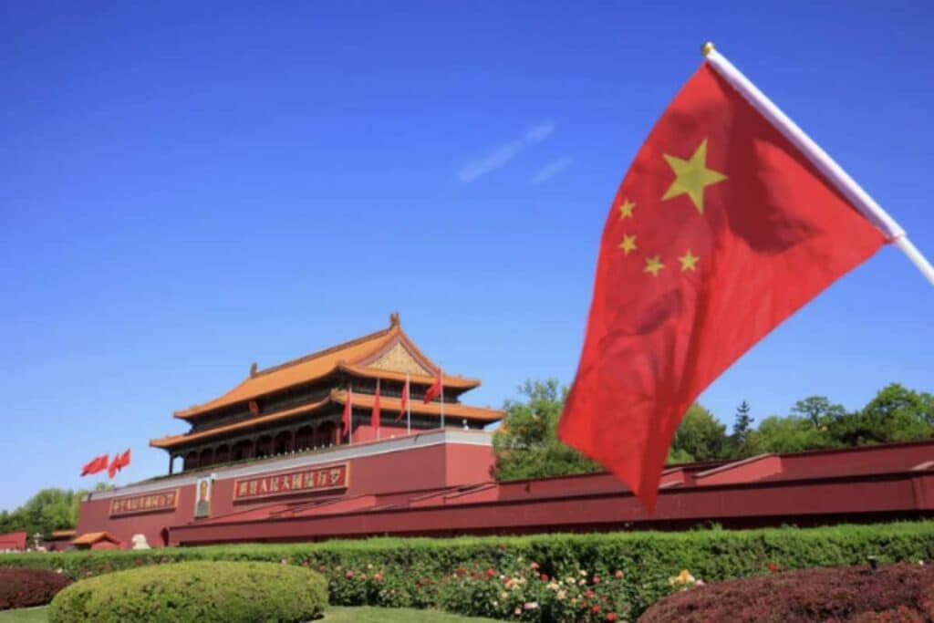 Pechino, capitale della Cina con quasi 22 milioni di abitanti e un’estensione di oltre 16.400 km², è una delle città più popolose e vaste al mondo.