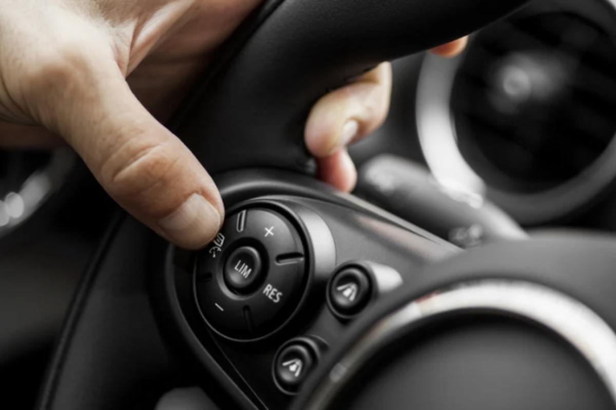 L&#039;uso del controllo adattivo della velocità di crociera (Adaptive Cruise Control, ACC) è ormai diffuso su molte autovetture moderne