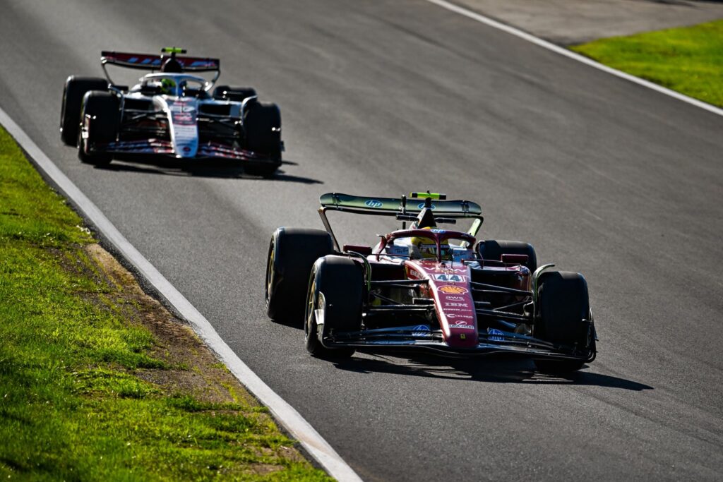 Ferrari, Hamilton: "La macchina è piuttosto buona, il passo gara è competitivo"