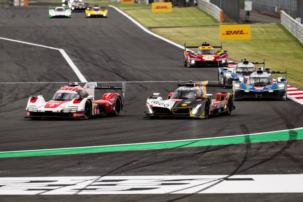 6h del Fuji 2025: Kévin Estre sulla Porsche #6 lascia il volante a Laurens Vanthoor per l'ultima ora, dopo aver riportato la vettura tra le prime posizioni.