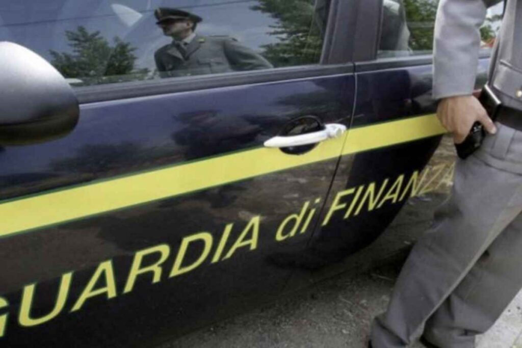 L’ispezione effettuata dalla Guardia di Finanza durante un controllo stradale è legittima e non necessita di preventiva autorizzazione giudiziaria.
