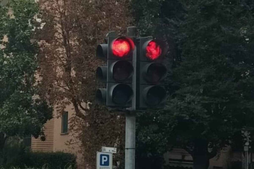 Semaforo rosso con il simbolo della Ferrari