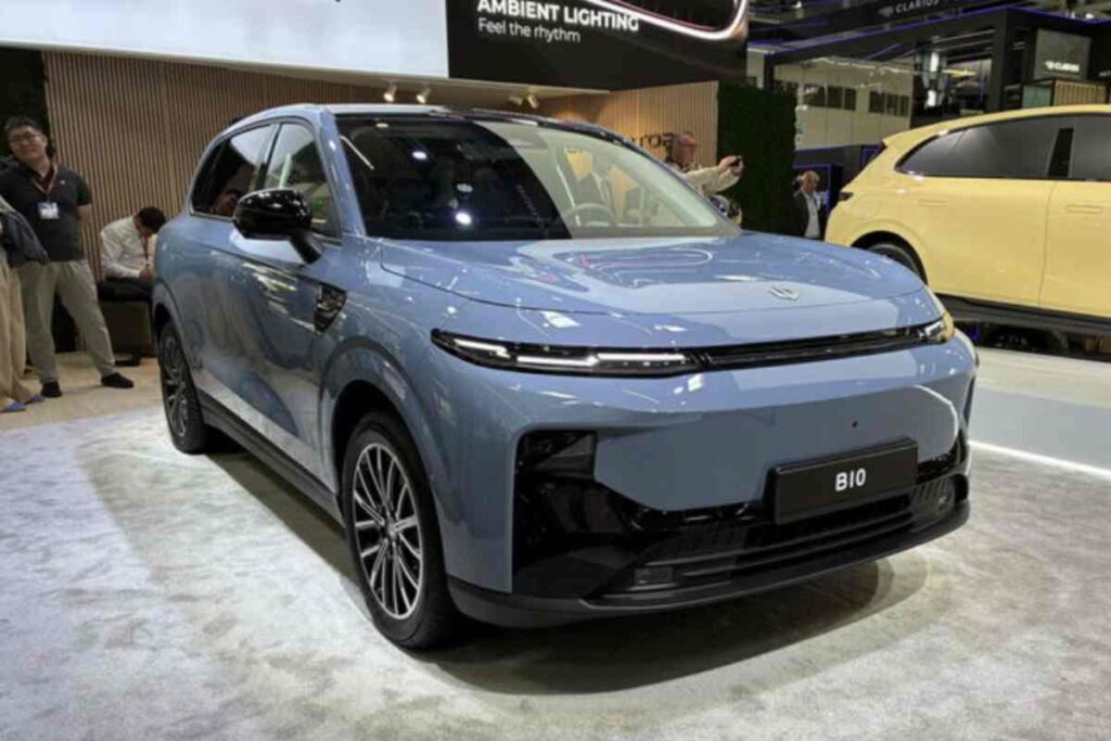 Sotto il cofano, il Leapmotor B10 monta un motore elettrico da 218 CV e 240 Nm di coppia, capace di accelerare da 0 a 100 km/h i