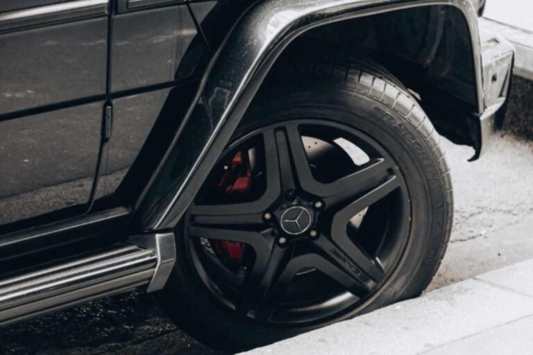 Parcheggiare un’auto con le ruote girate potrebbe causare danni importanti al veicolo, soprattutto se la vettura resta ferma per lunghi periodi.