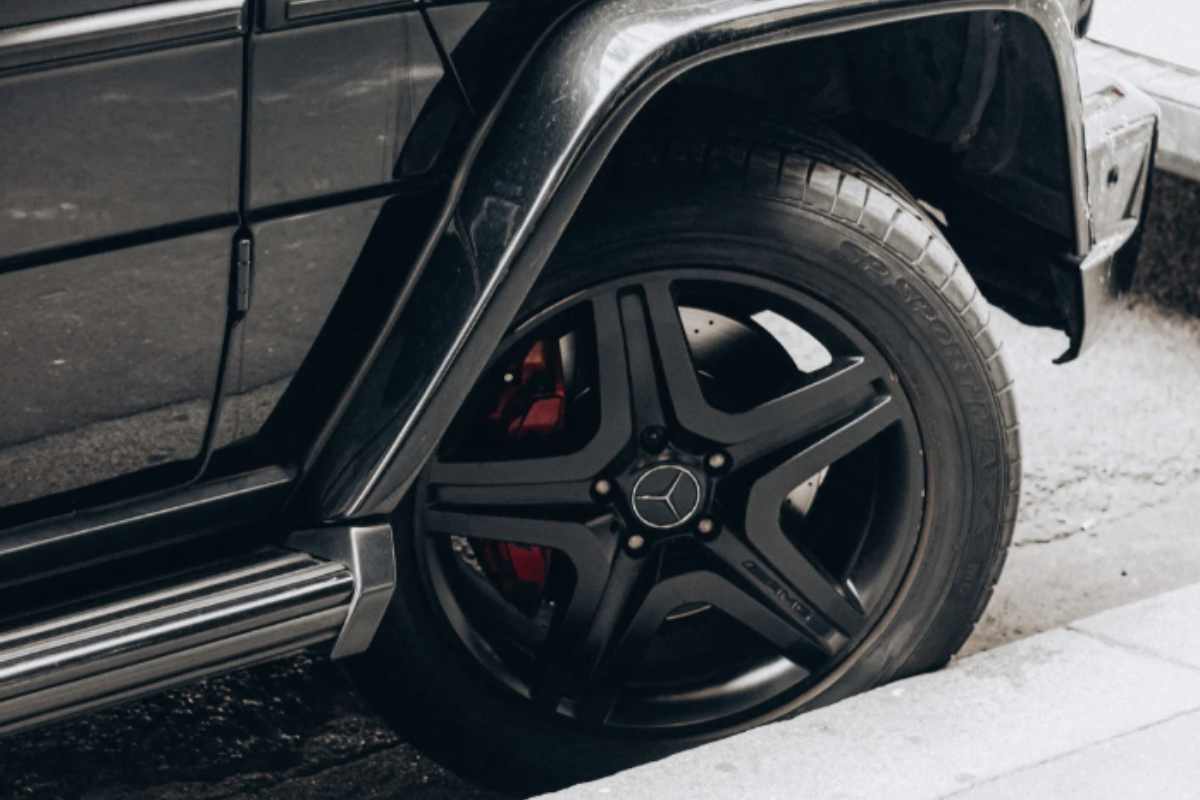 Parcheggiare un’auto con le ruote girate potrebbe causare danni importanti al veicolo, soprattutto se la vettura resta ferma per lunghi periodi.