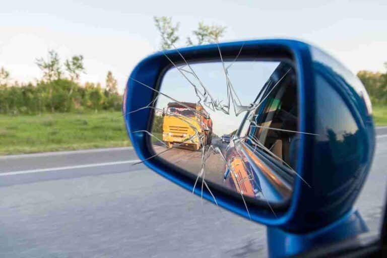 Specchietto automobile rotto