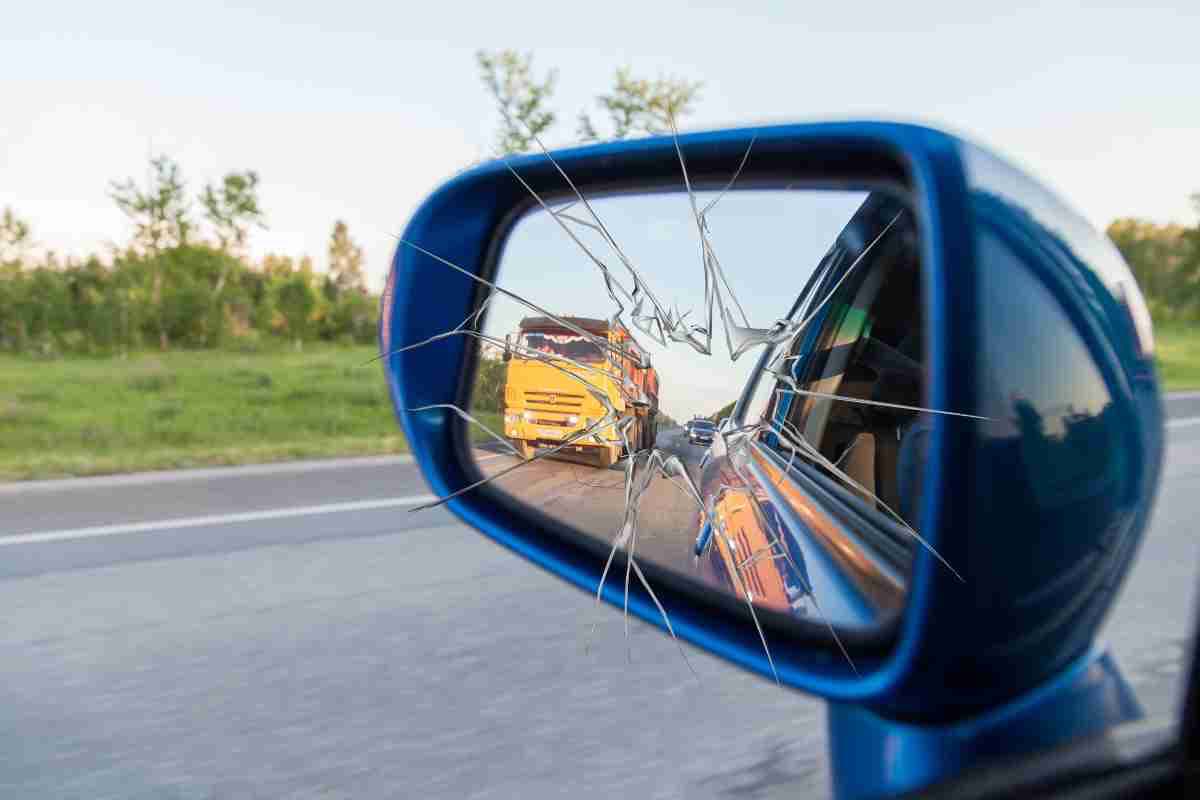 Specchietto automobile rotto