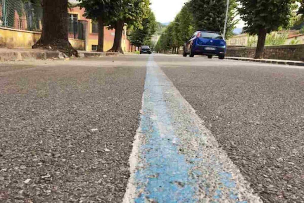 Strisce blu poco visibili