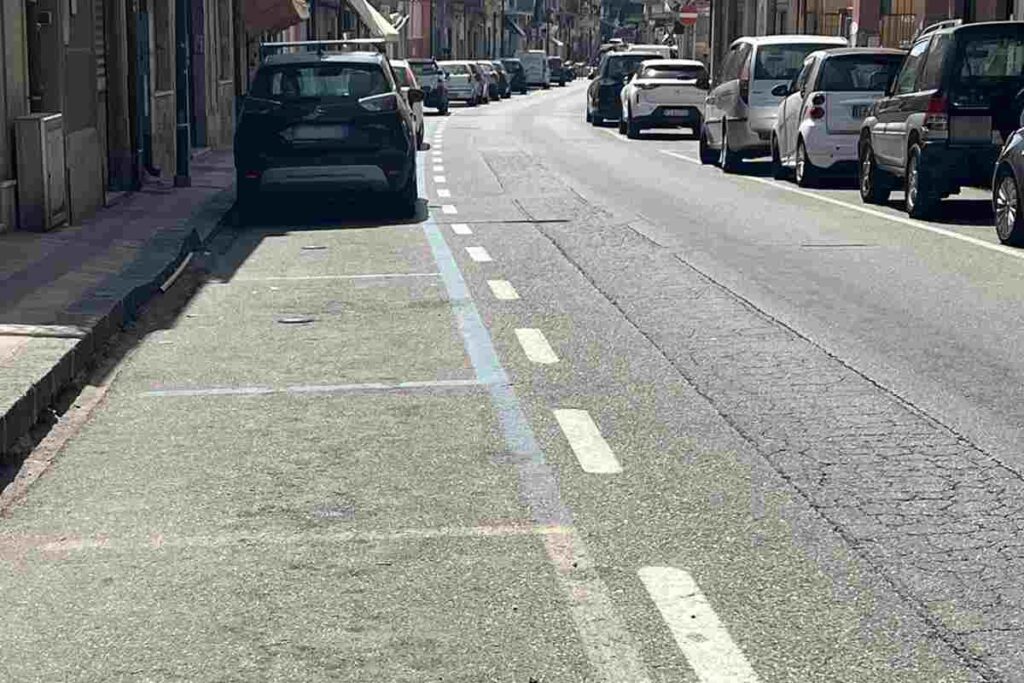 Strisce blu sbiadite