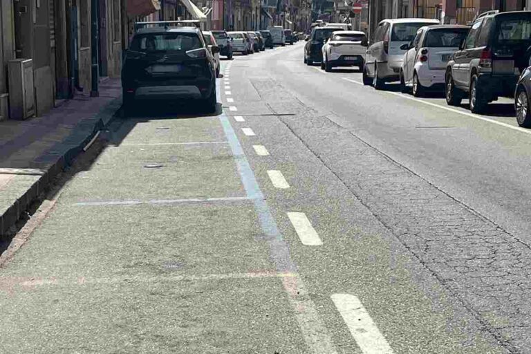 Strisce blu sbiadite