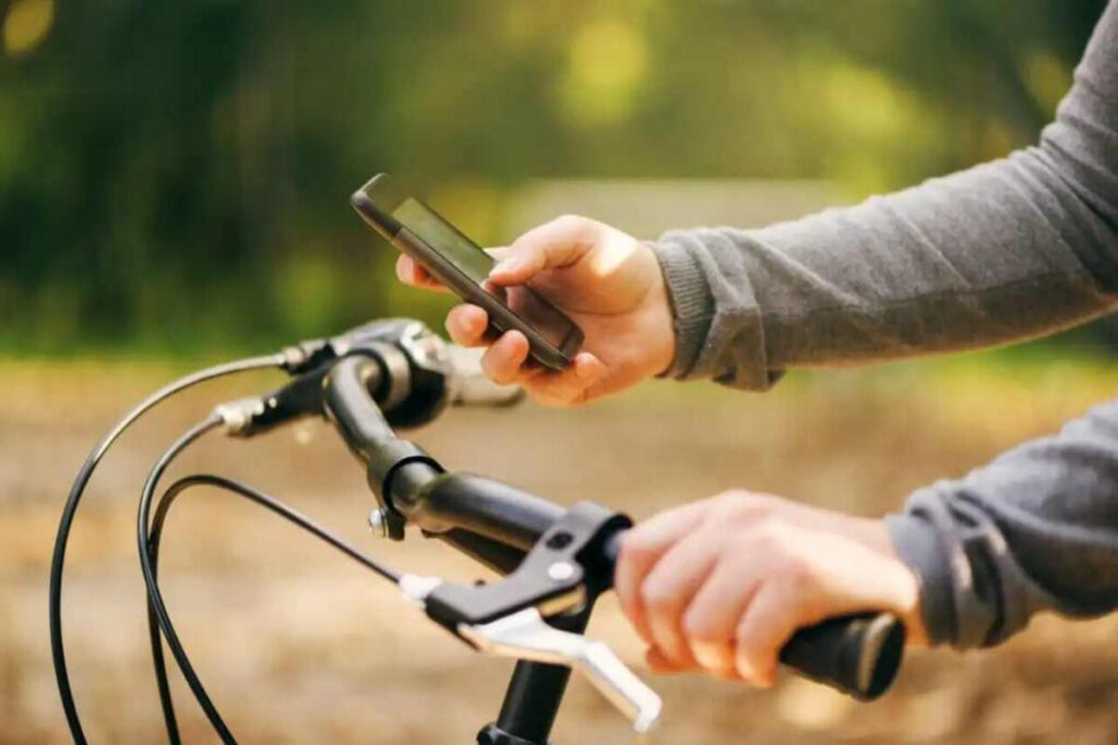 Usare il cellulare in bici