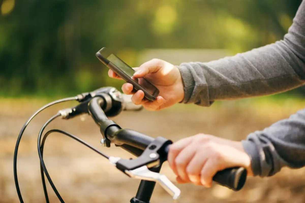 Usare il cellulare in bici