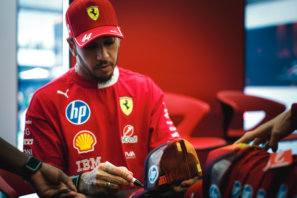 Lewis Hamilton sells all his cars: now he has another (curious) passion