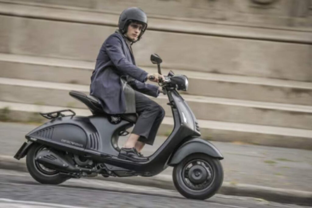 La Vespa 946 Emporio Armani è stata prodotta in soli 946 esemplari, numerati e distribuiti esclusivamente in boutique