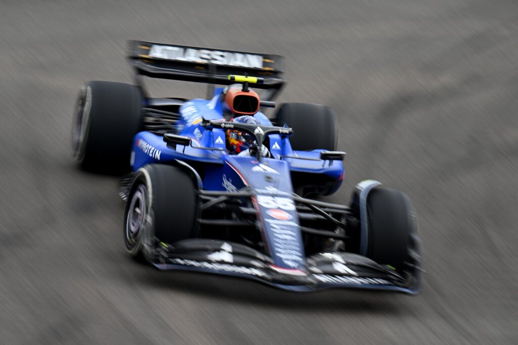 Sainz critica la regia F1: “Esagerano con celebrità e fidanzate”