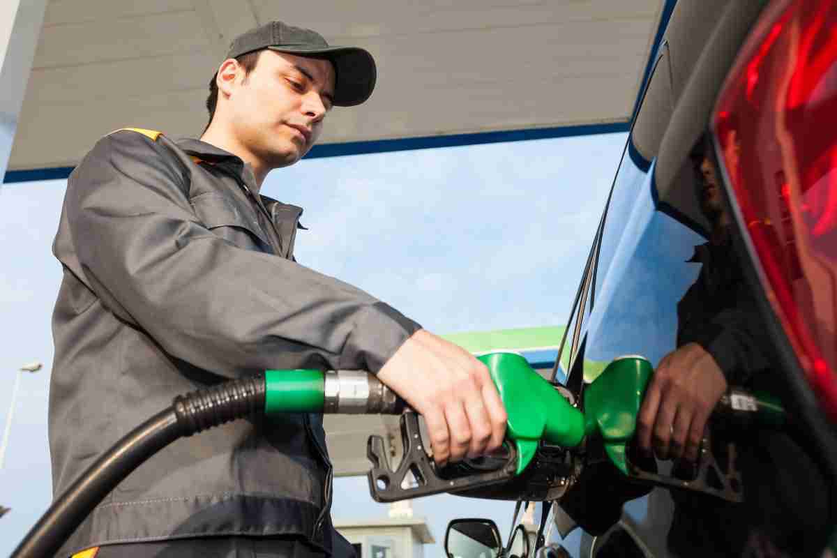 Auto benzina identiche