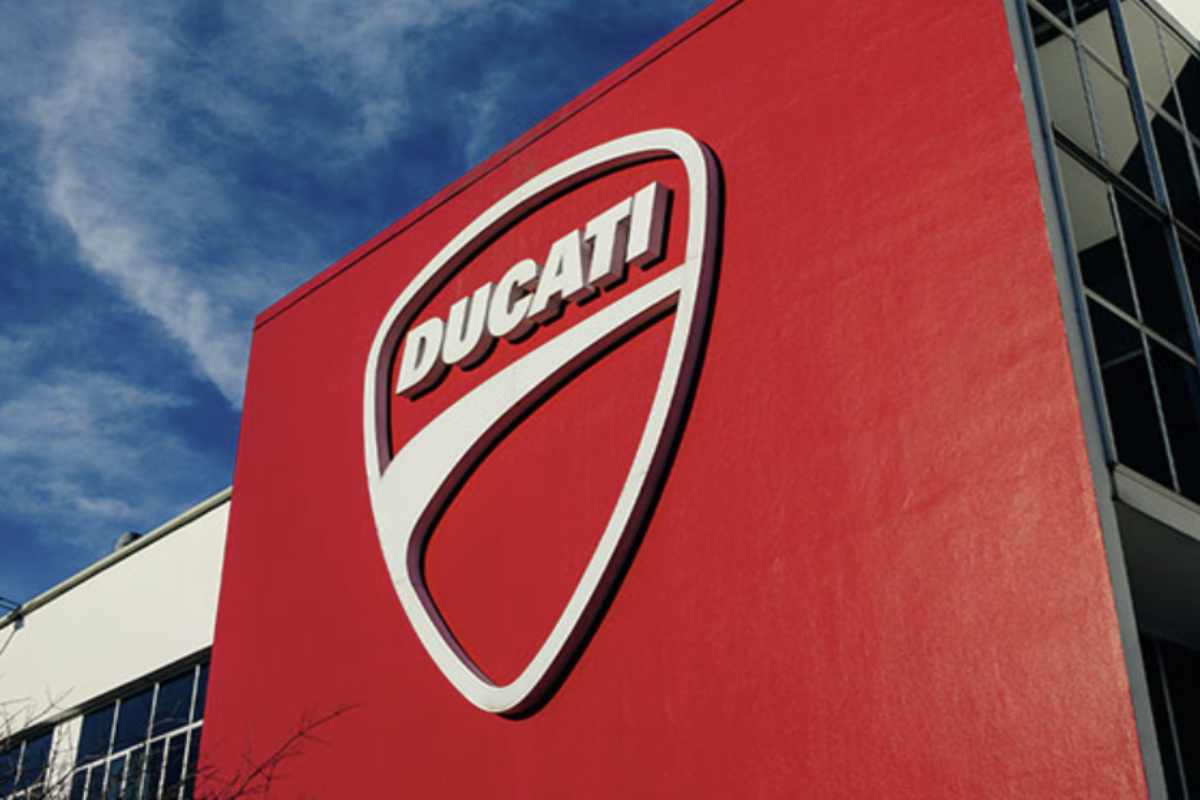 Un autentico gioiello del motociclismo italiano sarà protagonista di un’asta di grande rilievo nel prossimo novembre: la Ducati 1199 Panigale V2 F18