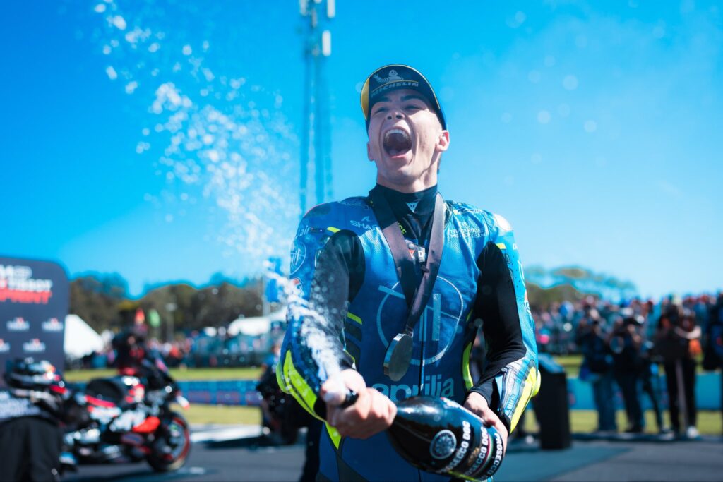 Prima vittoria per Raul Fernandez in MotoGP: Aprilia vola, e Bezzecchi...