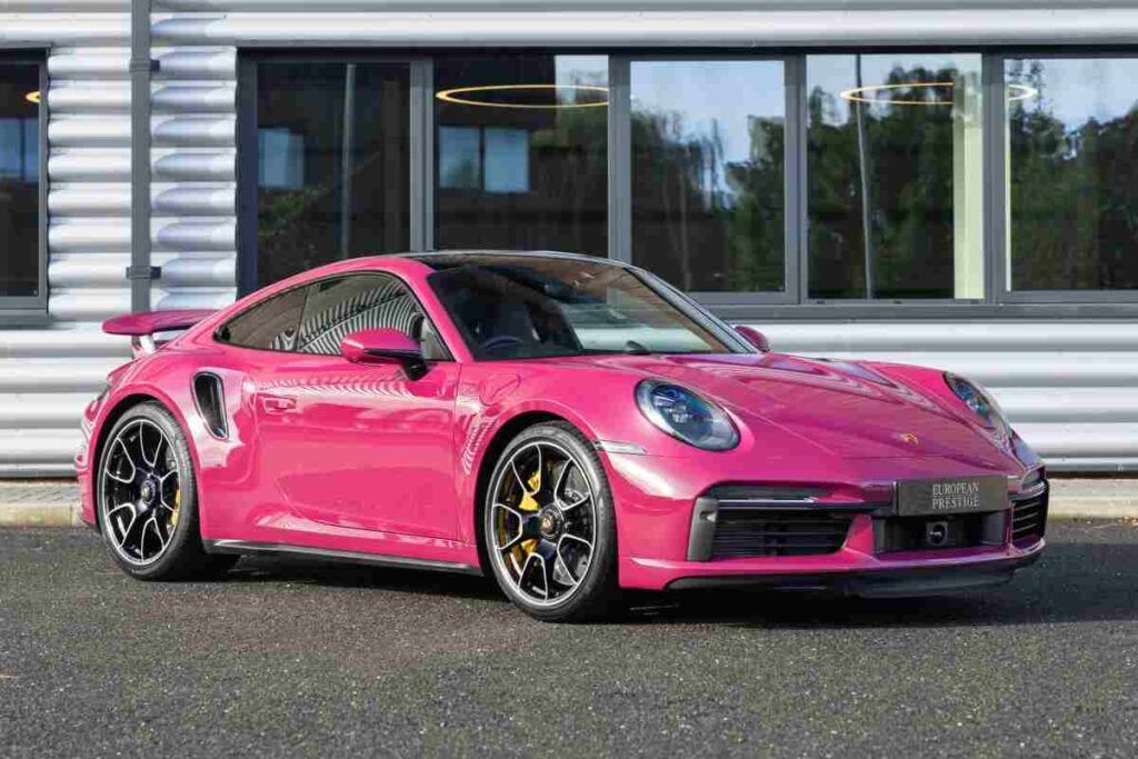 La Porsche 911 Turbo S di color Rubystone Red