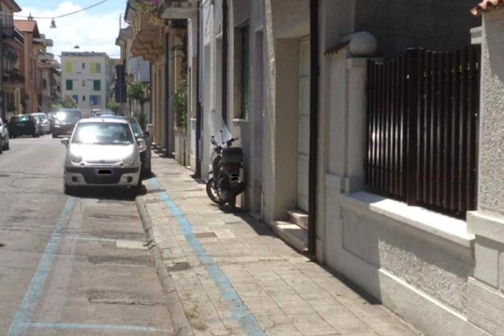 Parcheggio auto sul marciapiede