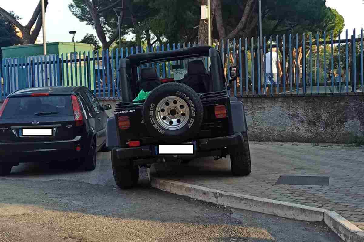 Parcheggiare l&#039;auto sul marciapiede
