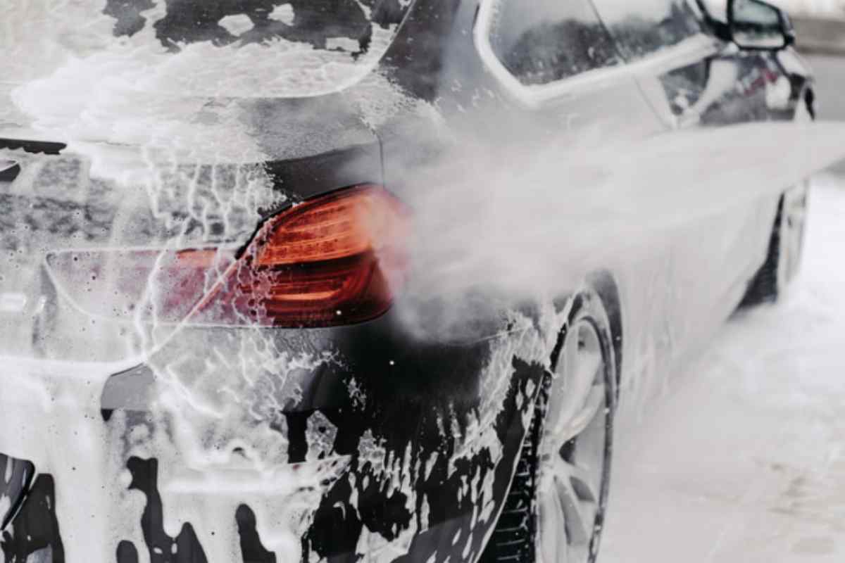 Oggi più che mai, scegliere metodi efficaci, economici ed ecologici per la pulizia della propria automobile è una priorità