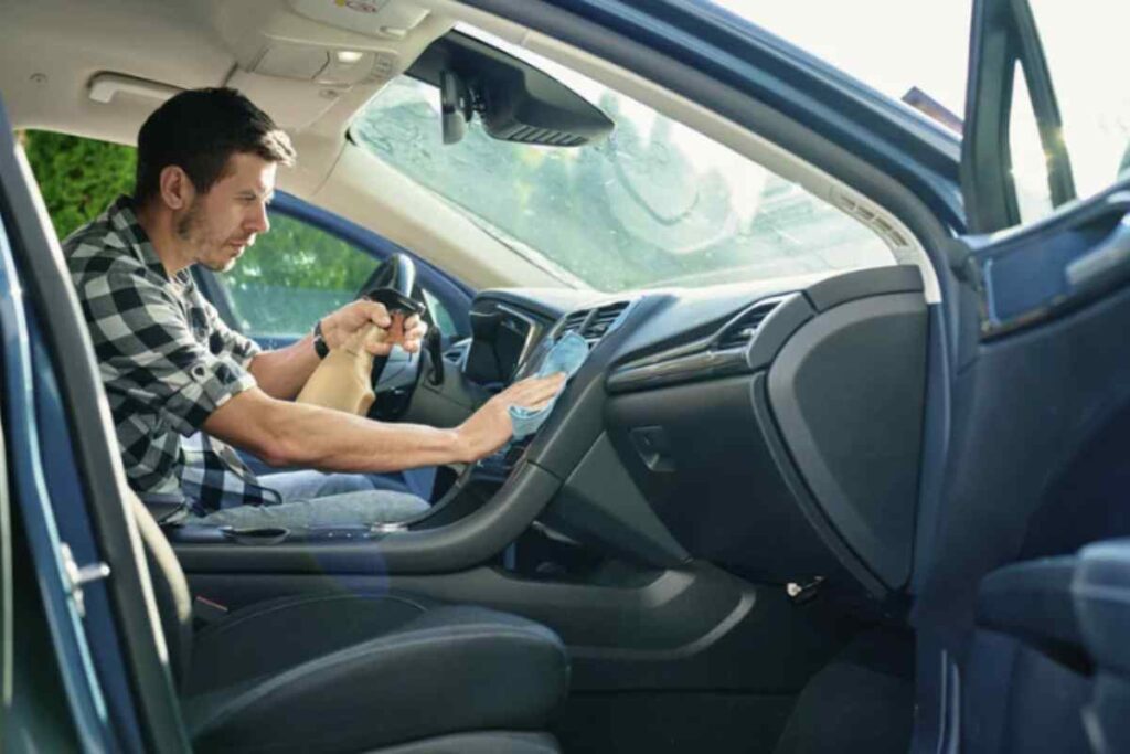 Per una lucidatura efficace e a costo zero, si consiglia di lavare la carrozzeria con acqua e sapone delicato per le mani,