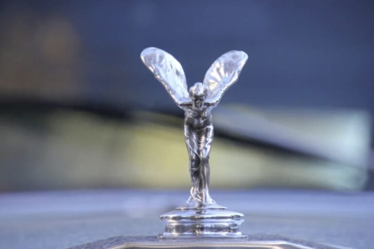 L’ultima novità che sta facendo parlare di sé tra appassionati e addetti ai lavori è un’illusione ottica legata alle ruote di un modello esclusivo del marchio britannico.