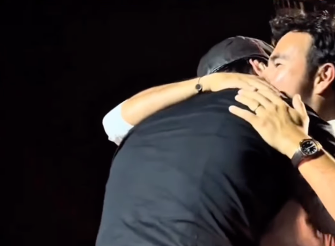 Sergio Pérez sul palco con Enrique Iglesias: festa a Guadalajara per l’idolo del Messico