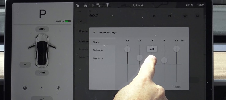 Modello Tesla monitor