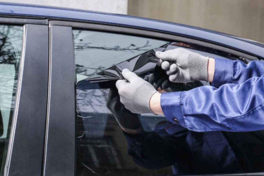 Guidare con vetri oscurati che non rispettano la normativa può comportare sanzioni significative.