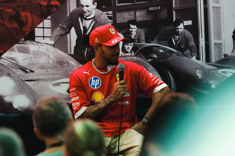 Lewis Hamilton investigato a Singapore: gli aggiornamenti live sulla possibile penalità