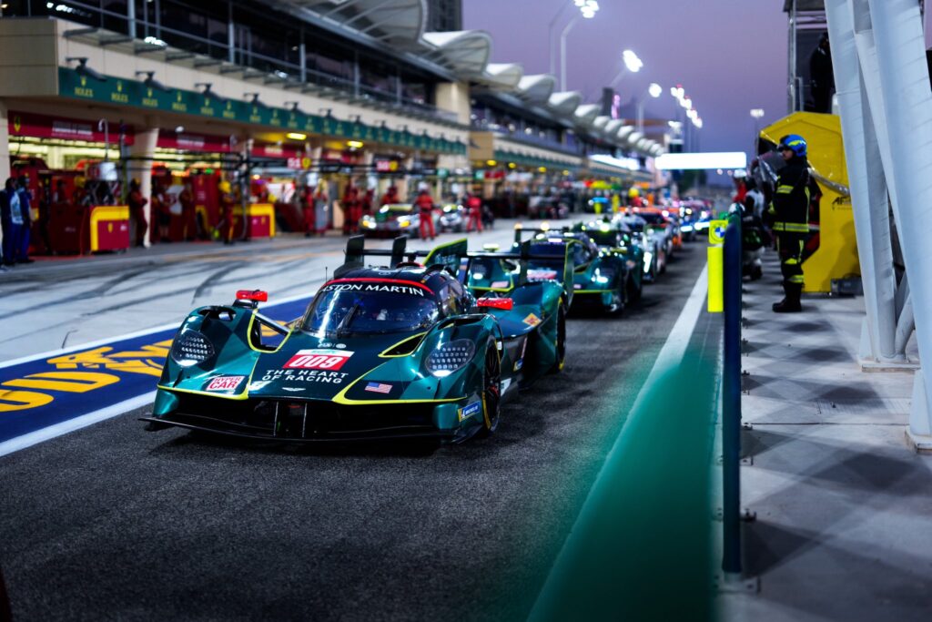 8h del Bahrain 2025: la #009 fa una gara magnifica, ma un Drive Through annulla la prestazione strepitosa dei 3 piloti