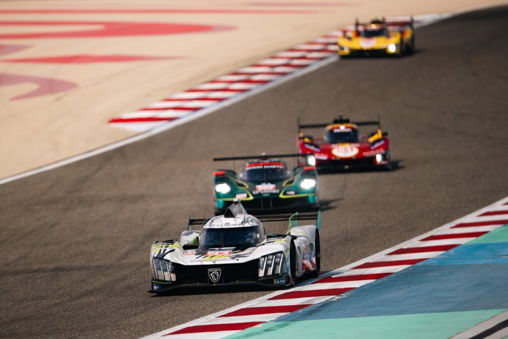 8h del Bahrain 2025: la Peugeot è ancora imprendibile sui rettilinei, tant'è che Jakobsen sulla #94 si difende per mezz'ora grazie alla velocità di punta!