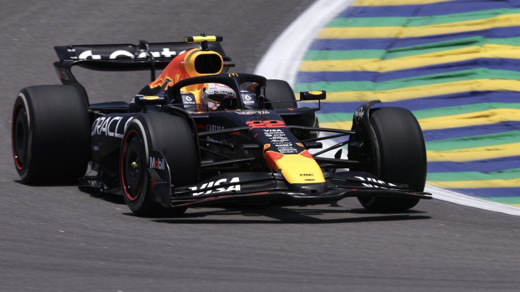 Qualifiche Sprint in Brasile: Contatto con le barriere per Yuki Tsunoda dopo soli 8 minuti di sessione: i meccanici della Red Bull hanno svolto un grande lavoro per metterlo in pista a 25 minuti dal termine delle FP1.