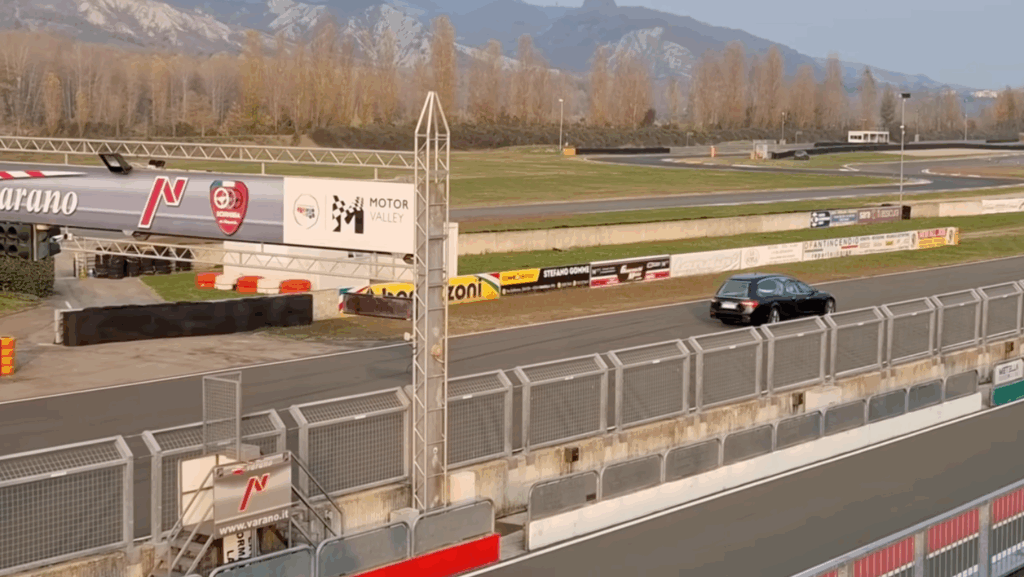 VIDEO - L'ultimo giro di Andrea De Adamich: lo splendido omaggio a Varano