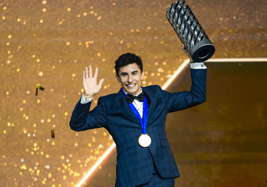 MotoGP Awards 2025, fischi a Valentino Rossi: Marquez zittisce la sala con una frase