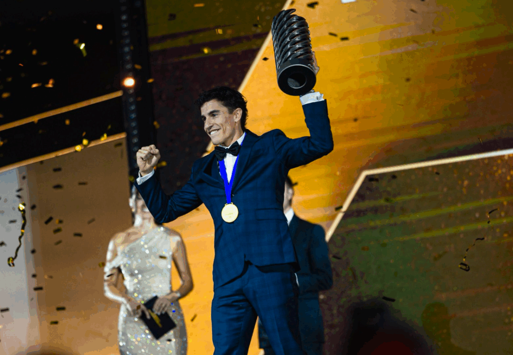 MotoGP Awards 2025, fischi a Valentino Rossi: Marquez zittisce la sala con una frase