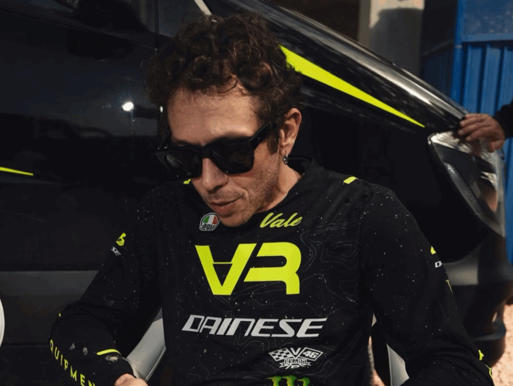 MotoGP Awards 2025, fischi a Valentino Rossi: Marquez zittisce la sala con una frase
