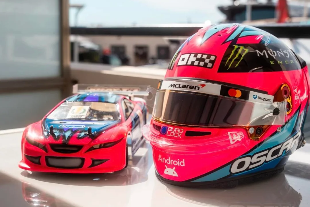 Piastri Las Vegas special helmet