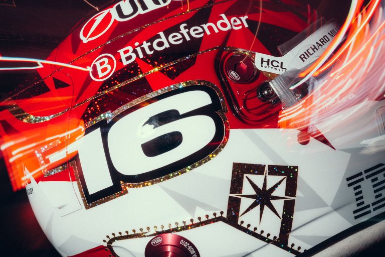 Leclerc scintillante a Las Vegas: le foto del casco speciale