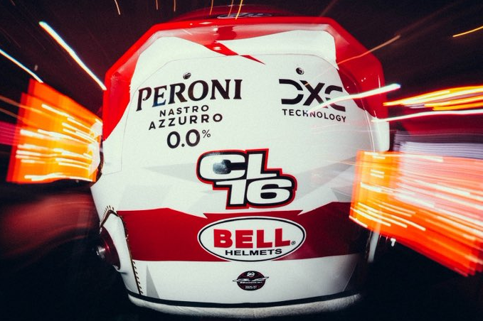 Leclerc scintillante a Las Vegas: le foto del casco speciale